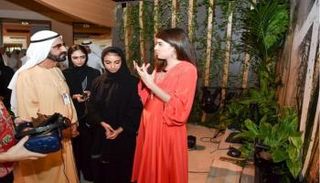 الشيخ محمد بن راشد آل مكتوم أثناء اطلاعه على التجربة