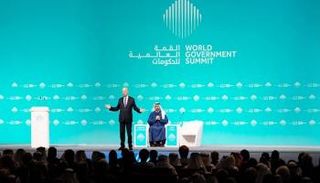 الدكتور كلاوس شواب أثناء القمة العالمية للحكومات في دبي