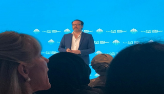 ديفيد مكاندليس خلال مشاركته في القمة العالمية للحكومات