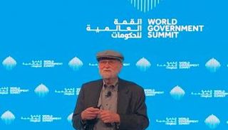 دون نورمان خلال مشاركته في القمة العالمية للحكومات