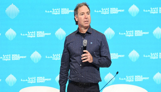 غريغ وايلر خلال مشاركته في القمة العالمية للحكومات