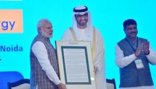 رئيس وزراء الهند يسلم الدكتور  سلطان الجابر الجائزة 