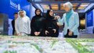 بالصور.. كريستين لاجارد تزور مدينة "مصدر" بأبوظبي