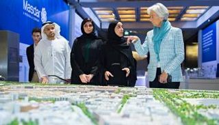 المدير العام لصندوق النقد تشاهد مجسما لمدينة مصدر في أبوظبي