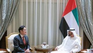 محمد بن زايد يستقبل نائب رئيس شركة سامسونج