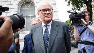 جون فارلي خارج المحكمة في لندن