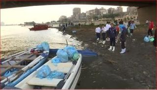 أفراد الحملة في أثناء العمل 