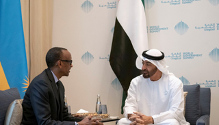 الشيخ محمد بن زايد ورئيس رواندا خلال اللقاء 
