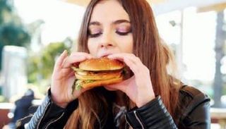 الوجبات السريعة تقود للوفاة المبكرة - أرشيفية
