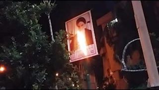 إشعال النيران في صور خامنئي