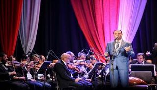 المطرب المصري أحمد عادل في حفل كلاسيكي بالقاهرة 