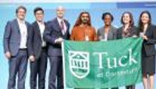 محمد بن راشد يكرم الفائز بتحدي الجامعات العالمي بقمة الحكومات بدبي