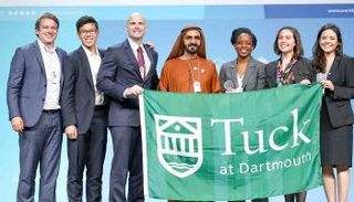 محمد بن راشد يكرم الفائز بتحدي الجامعات العالمي