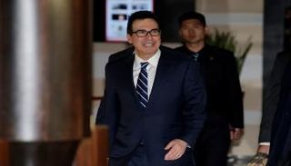 ستيفن منوتشين يتحدث لوسائل الإعلام في أحد فنادق بكين- رويترز