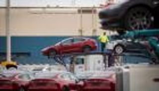 "تسلا" الأمريكية تستبق مهلة ترامب بشحن آلاف السيارات للصين