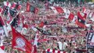 بالفيديو.. جماهير أياكس تفسد ليلة لاعبي ريال مدريد بالألعاب النارية