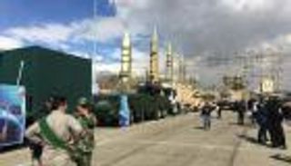 إيران تستفز العالم باستعراض صواريخ باليستية بالتزامن مع وارسو