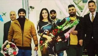 الفنانة المصرية سمية الخشاب وزوجها المطرب أحمد سعد لدى وصولهما العراق