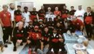 لاعبو الجزيرة يفاجئون مريضاً بزيارة خاصة قبل مواجهة الفجيرة