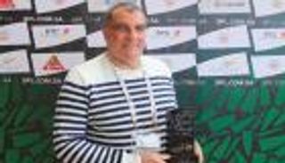 مدرب أحد يتسلم جائزة الأفضل في الدوري السعودي