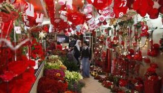 في عيد الحب.. الاقتصاد والمشاعر مصالح متبادلة