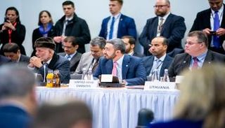 الشيخ عبدالله بن زايد آل نهيان خلال مشاركته في اجتماعات وارسو