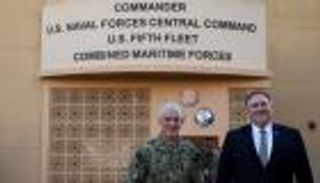 قائد البحرية الأمريكية بالشرق الأوسط يحذر من تهديدات إيران للملاحة