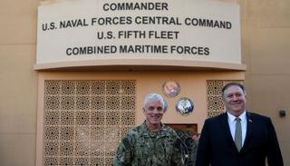 بومبيو مع نائب الأميرال جيمس مالوي في البحرين