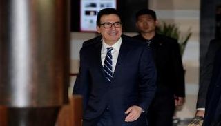 ستيفن منوتشين يتحدث لوسائل الإعلام في أحد فنادق بكين- رويترز