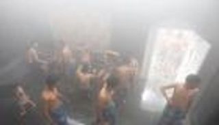 بالصور.. "الفخامة" حمام شعبي يبعد اليمنيين عن الحرب والأزمات