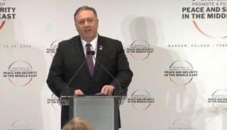 وزير الخارجية الأمريكي مايك بومبيو خلال المؤتمر الصحفي في وارسو