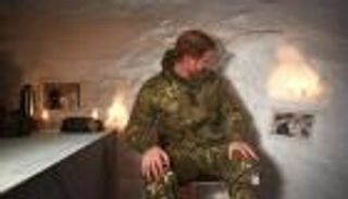 الأمير هاري يزور قوات مشاة البحرية الملكية بالقطب الشمالي يوم عيد الحب