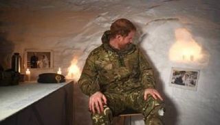 الأمير هاري يزور قوات مشاة البحرية الملكية بالقطب الشمالي يوم عيد الحب