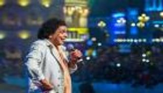 بالصور.. محمد منير يلهب حماس جمهوره في حفل دبي