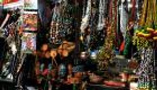 بالصور.. إثيوبيا مصغرة بمتاجر التحف والهدايا التذكارية في أديس أبابا