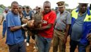 بالصور.. انتشال 8 عمال مناجم أحياء في زيمبابوي