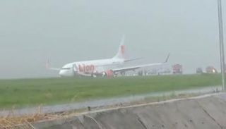 انحراف طائرة عن مدرج بمطار في إندونيسيا
