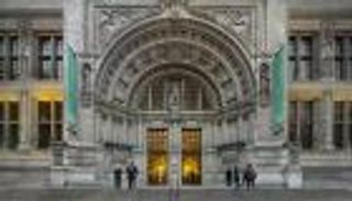 طالبات بكلية آل مكتوم للتعليم العالي يزرن متحف "في أند إيه" البريطاني