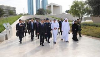 وزير دفاع كوريا الجنوبية يزور صرح زايد المؤسس