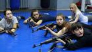 بالصور.. حسناوات أوكرانيا يتدربن على القتال