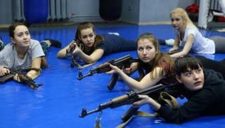 النساء يتدربن على القتال في أوكرانيا
