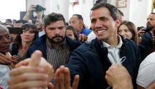 خوان جوايدو وسط مجموعة من أنصاره في فنزويلا - أرشيفية