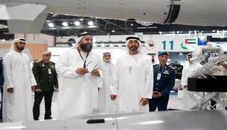 الشيخ محمد بن زايد يقوم بجولة في معرض 