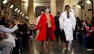 فيكتوريا بيكهام تعرض أحدث تصميماتها ضمن أسبوع الموضة بلندن