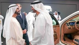 الشيخ محمد بن راشد والشيخ محمد بن زايد يتفقدان سيارة الرئاسة الروسية
