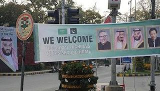 باكستان تتزين باللافتات ترحيبا بولي العهد السعودي