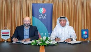 جانب من توقيع الاتفاق بين رئيسي المجموعتين 