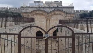 السلاسل الحديدية على المدخل