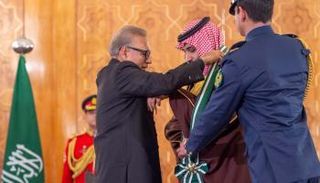 الرئيس الباكستاني خلال تقليد الأمير محمد بن سلمان أعلى وسام مدني 
