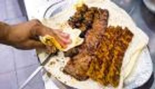 أزمات إيران تتصاعد.. مطاعم طهران تسقط في "مكب" نفايات اللحوم